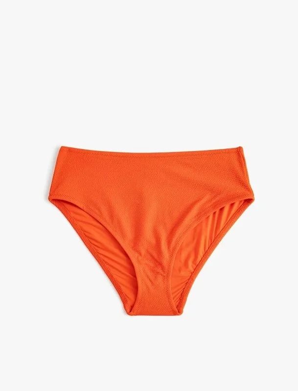 BIKINE TË POSHTME PËR FEMRA