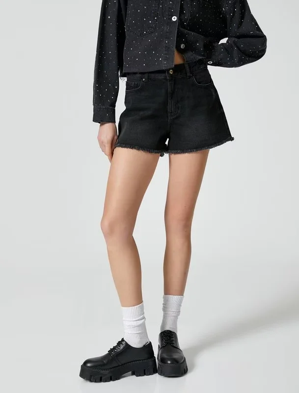 BERMUDE FARMERKE PËR FEMRA